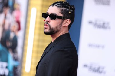 Porto Rikolu rapçi Bad Bunny (Benito Antonio Martnez Ocasio), 1 Ağustos 2022 'de Westwood, Los Angeles, Kaliforniya, ABD' deki Regency Village Theatre 'da düzenlenen Sony Pictures' ın 'Kurşun Treninin Los Angeles galasına geldi.