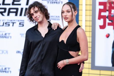 Eddie Benjamin ve Maddie Ziegler, 1 Ağustos 2022 'de Westwood, Los Angeles, Kaliforniya, ABD' deki Regency Village Theatre 'da düzenlenen Sony Pictures' ın 'Bullet Train' galasına geldiler.. 