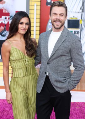 Hayley Erbert ve Derek Hough, 1 Ağustos 2022 'de Westwood, Los Angeles, Kaliforniya, ABD' deki Regency Village Theatre 'da düzenlenen Sony Pictures' Bullet Train 'in Los Angeles galasına geldiler.. 