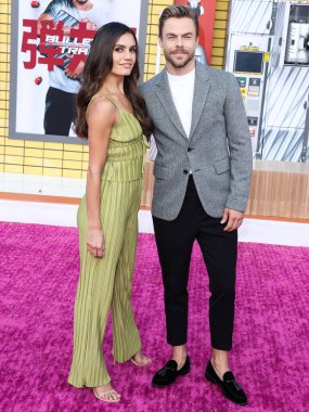 Hayley Erbert ve Derek Hough, 1 Ağustos 2022 'de Westwood, Los Angeles, Kaliforniya, ABD' deki Regency Village Theatre 'da düzenlenen Sony Pictures' Bullet Train 'in Los Angeles galasına geldiler.. 