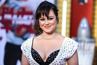 Hayley Orrantia, 1 Ağustos 2022 'de Westwood, Los Angeles, Kaliforniya, ABD' deki Regency Village Theatre 'da düzenlenen Sony Pictures' ın 'Bullet Train' galasına geliyor.. 