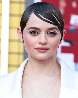 Amerikalı aktris Joey King bir Cong Tri elbisesi, Azalea Wang ayakkabıları, Shaun Leane kolyesi, Hirotaka kulaklık ve Mara Paris yüzükleri 1 Ağustos 2022 'de Los Angeles, ABD' de düzenlenen Sony Pictures 'ın' Mermi Treni 'nin Los Angeles galasına geldi..