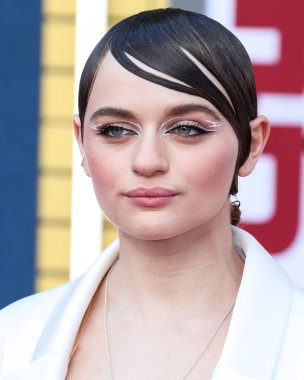 Amerikalı aktris Joey King bir Cong Tri elbisesi, Azalea Wang ayakkabıları, Shaun Leane kolyesi, Hirotaka kulaklık ve Mara Paris yüzükleri 1 Ağustos 2022 'de Los Angeles, ABD' de düzenlenen Sony Pictures 'ın' Mermi Treni 'nin Los Angeles galasına geldi..