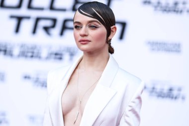 Amerikalı aktris Joey King bir Cong Tri elbisesi, Azalea Wang ayakkabıları, Shaun Leane kolyesi, Hirotaka kulaklık ve Mara Paris yüzükleri 1 Ağustos 2022 'de Los Angeles, ABD' de düzenlenen Sony Pictures 'ın' Mermi Treni 'nin Los Angeles galasına geldi..