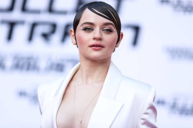 Amerikalı aktris Joey King bir Cong Tri elbisesi, Azalea Wang ayakkabıları, Shaun Leane kolyesi, Hirotaka kulaklık ve Mara Paris yüzükleri 1 Ağustos 2022 'de Los Angeles, ABD' de düzenlenen Sony Pictures 'ın' Mermi Treni 'nin Los Angeles galasına geldi..