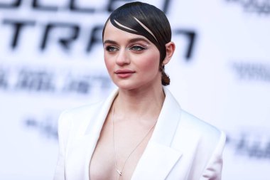Amerikalı aktris Joey King bir Cong Tri elbisesi, Azalea Wang ayakkabıları, Shaun Leane kolyesi, Hirotaka kulaklık ve Mara Paris yüzükleri 1 Ağustos 2022 'de Los Angeles, ABD' de düzenlenen Sony Pictures 'ın' Mermi Treni 'nin Los Angeles galasına geldi..
