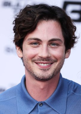 Prada polo tişörtü giyen Amerikalı aktör Logan Lerman, 1 Ağustos 2022 'de Westwood, Los Angeles, Kaliforniya, ABD' deki Regency Village Theatre 'da düzenlenen Sony Pictures' Bullet Train 'in Los Angeles galasına geldi.. 