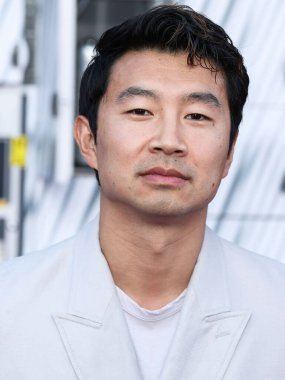 Simu Liu, 1 Ağustos 2022 'de Westwood, Los Angeles, Kaliforniya, ABD' deki Regency Village Theatre 'da düzenlenen Sony Pictures' ın 'Bullet Train' galasına geliyor..