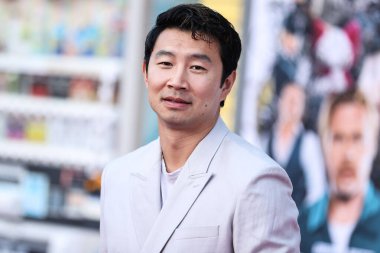 Simu Liu, 1 Ağustos 2022 'de Westwood, Los Angeles, Kaliforniya, ABD' deki Regency Village Theatre 'da düzenlenen Sony Pictures' ın 'Bullet Train' galasına geliyor..