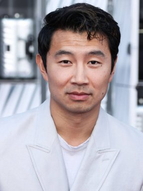 Simu Liu, 1 Ağustos 2022 'de Westwood, Los Angeles, Kaliforniya, ABD' deki Regency Village Theatre 'da düzenlenen Sony Pictures' ın 'Bullet Train' galasına geliyor..