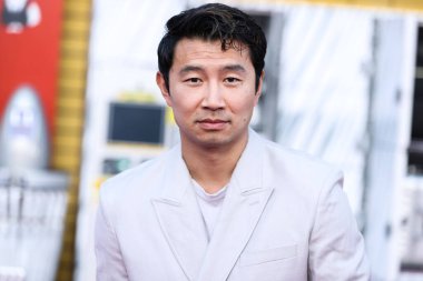 Simu Liu, 1 Ağustos 2022 'de Westwood, Los Angeles, Kaliforniya, ABD' deki Regency Village Theatre 'da düzenlenen Sony Pictures' ın 'Bullet Train' galasına geliyor..