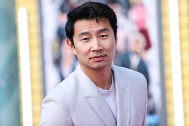 Simu Liu, 1 Ağustos 2022 'de Westwood, Los Angeles, Kaliforniya, ABD' deki Regency Village Theatre 'da düzenlenen Sony Pictures' ın 'Bullet Train' galasına geliyor..