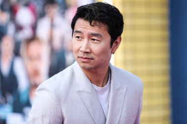 Simu Liu, 1 Ağustos 2022 'de Westwood, Los Angeles, Kaliforniya, ABD' deki Regency Village Theatre 'da düzenlenen Sony Pictures' ın 'Bullet Train' galasına geliyor..