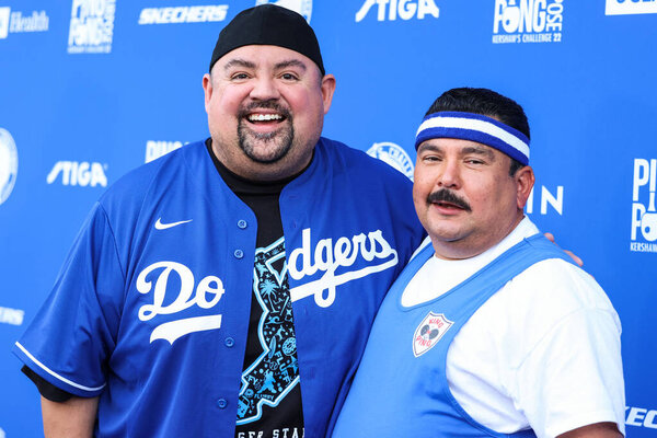 Американский комик Габриэль Иглесиас (Флаффи) и мексикано-американская звезда ток-шоу Гильермо Родригес прибывают на стадион Кершоу Challenge Ping Pong 4 Purpose 2022, который состоялся 8 августа 2022 года в Элизианском парке, Лос-Анджелес, Калифорния.