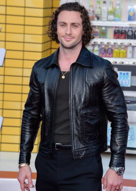 Celine deri ceket giyen İngiliz aktör Aaron Taylor-Johnson, 1 Ağustos 2022 'de Westwood, Los Angeles, Kaliforniya, ABD' deki Regency Village Theatre 'da düzenlenen Sony Pictures' ın 'Bullet Train' galasına geldi..