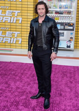 Celine deri ceket giyen İngiliz aktör Aaron Taylor-Johnson, 1 Ağustos 2022 'de Westwood, Los Angeles, Kaliforniya, ABD' deki Regency Village Theatre 'da düzenlenen Sony Pictures' ın 'Bullet Train' galasına geldi.. 