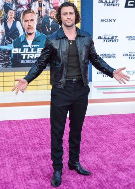 Celine deri ceket giyen İngiliz aktör Aaron Taylor-Johnson, 1 Ağustos 2022 'de Westwood, Los Angeles, Kaliforniya, ABD' deki Regency Village Theatre 'da düzenlenen Sony Pictures' ın 'Bullet Train' galasına geldi..