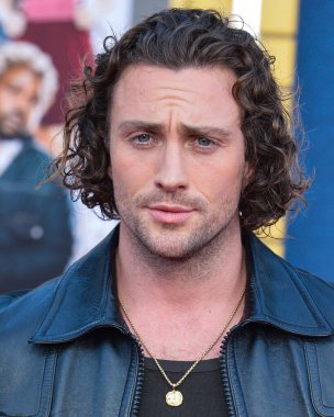 Celine deri ceket giyen İngiliz aktör Aaron Taylor-Johnson, 1 Ağustos 2022 'de Westwood, Los Angeles, Kaliforniya, ABD' deki Regency Village Theatre 'da düzenlenen Sony Pictures' ın 'Bullet Train' galasına geldi.. 