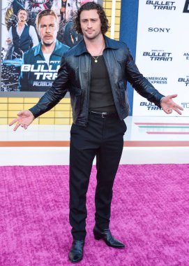 Celine deri ceket giyen İngiliz aktör Aaron Taylor-Johnson, 1 Ağustos 2022 'de Westwood, Los Angeles, Kaliforniya, ABD' deki Regency Village Theatre 'da düzenlenen Sony Pictures' ın 'Bullet Train' galasına geldi.. 