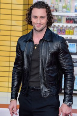 Celine deri ceket giyen İngiliz aktör Aaron Taylor-Johnson, 1 Ağustos 2022 'de Westwood, Los Angeles, Kaliforniya, ABD' deki Regency Village Theatre 'da düzenlenen Sony Pictures' ın 'Bullet Train' galasına geldi..