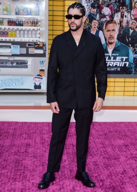 Porto Rikolu rapçi Bad Bunny (Benito Antonio Martnez Ocasio), 1 Ağustos 2022 'de Westwood, Los Angeles, Kaliforniya, ABD' deki Regency Village Theatre 'da düzenlenen Sony Pictures' ın 'Bullet Train' galasına Dior takımı giyerek geldi.. 