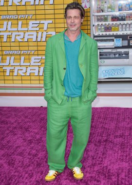 Adidas x Gucci Gazelle ayakkabılarıyla özel bir görünüm giyen Amerikalı aktör Brad Pitt, 1 Ağustos 2022 'de Westwood, Los Angeles, Kaliforniya' daki Regency Village Theatre 'da düzenlenen Sony Pictures' Bullet Train 'in galasına geldi.
