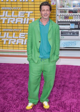 Adidas x Gucci Gazelle ayakkabılarıyla özel bir görünüm giyen Amerikalı aktör Brad Pitt, 1 Ağustos 2022 'de Westwood, Los Angeles, Kaliforniya' daki Regency Village Theatre 'da düzenlenen Sony Pictures' Bullet Train 'in galasına geldi.
