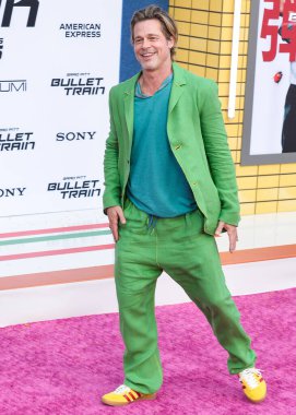 Adidas x Gucci Gazelle ayakkabılarıyla özel bir görünüm giyen Amerikalı aktör Brad Pitt, 1 Ağustos 2022 'de Westwood, Los Angeles, Kaliforniya' daki Regency Village Theatre 'da düzenlenen Sony Pictures' Bullet Train 'in galasına geldi.
