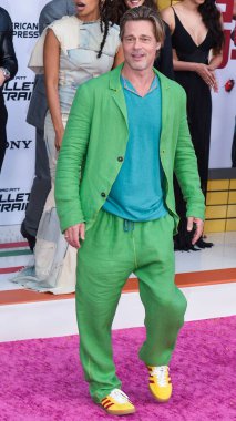 Adidas x Gucci Gazelle ayakkabılarıyla özel bir görünüm giyen Amerikalı aktör Brad Pitt, 1 Ağustos 2022 'de Westwood, Los Angeles, Kaliforniya' daki Regency Village Theatre 'da düzenlenen Sony Pictures' Bullet Train 'in galasına geldi.