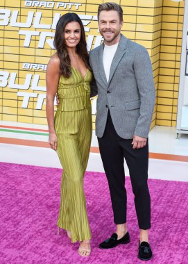 Amerikalı dansçı Hayley Erbert ve Amerikalı profesyonel dansçı Derek Hough, 1 Ağustos 2022 'de Westwood, Los Angeles, Kaliforniya, ABD' deki Regency Village Theatre 'da düzenlenen Sony Pictures' Bullet Train 'in galasına geldiler.. 