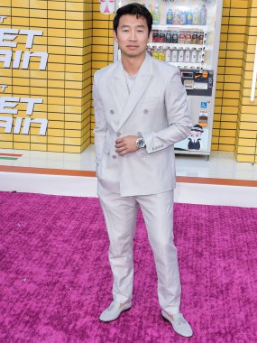 Simu Liu, 1 Ağustos 2022 'de Westwood, Los Angeles, Kaliforniya, ABD' deki Regency Village Theatre 'da düzenlenen Sony Pictures' ın 'Bullet Train' galasına geliyor..