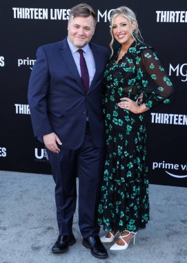Benjamin Wallfisch ve Missy Wallfisch, 28 Temmuz 2022 'de Westwood, Los Angeles, Kaliforniya, ABD' deki Regency Village Theatre 'da düzenlenen Amazon Prime Video' nun 13 Yaşamı 'nın Los Angeles prömiyerine geldiler..