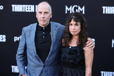 İngiliz itfaiyeci Rick Stanton, 28 Temmuz 2022 'de Westwood, Los Angeles, Kaliforniya, ABD' deki Regency Village Theatre 'da düzenlenen Amazon Prime Video' nun 13 Yaşamı 'nın Los Angeles prömiyerine geldi.. 