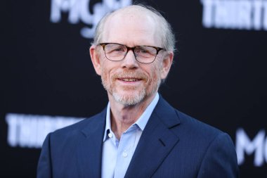 Amerikalı yönetmen Ron Howard, 28 Temmuz 2022 'de Westwood, Los Angeles, Kaliforniya, ABD' deki Regency Village Theatre 'da düzenlenen Amazon Prime Video' nun 13 Yaşamı 'nın Los Angeles prömiyerine geldi.. 