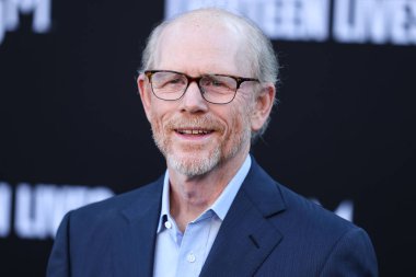 Amerikalı yönetmen Ron Howard, 28 Temmuz 2022 'de Westwood, Los Angeles, Kaliforniya, ABD' deki Regency Village Theatre 'da düzenlenen Amazon Prime Video' nun 13 Yaşamı 'nın Los Angeles prömiyerine geldi.. 