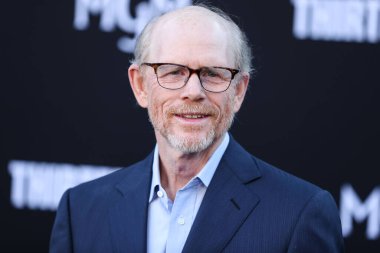 Amerikalı yönetmen Ron Howard, 28 Temmuz 2022 'de Westwood, Los Angeles, Kaliforniya, ABD' deki Regency Village Theatre 'da düzenlenen Amazon Prime Video' nun 13 Yaşamı 'nın Los Angeles prömiyerine geldi.. 