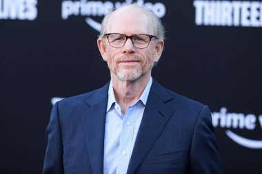 Amerikalı yönetmen Ron Howard, 28 Temmuz 2022 'de Westwood, Los Angeles, Kaliforniya, ABD' deki Regency Village Theatre 'da düzenlenen Amazon Prime Video' nun 13 Yaşamı 'nın Los Angeles prömiyerine geldi.. 