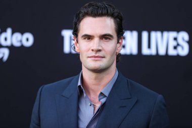 İngiliz aktör Tom Bateman, 28 Temmuz 2022 'de Westwood, Los Angeles, Kaliforniya, ABD' deki Regency Village Theatre 'da düzenlenen Amazon Prime Video' nun 13 Yaşamı 'nın Los Angeles prömiyerine geldi.. 