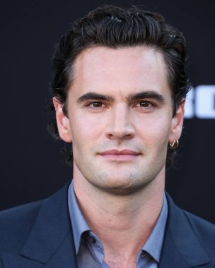 İngiliz aktör Tom Bateman, 28 Temmuz 2022 'de Westwood, Los Angeles, Kaliforniya, ABD' deki Regency Village Theatre 'da düzenlenen Amazon Prime Video' nun 13 Yaşamı 'nın Los Angeles prömiyerine geldi.. 