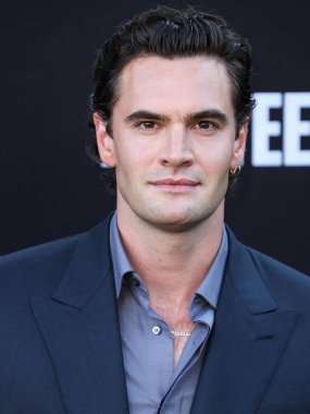 İngiliz aktör Tom Bateman, 28 Temmuz 2022 'de Westwood, Los Angeles, Kaliforniya, ABD' deki Regency Village Theatre 'da düzenlenen Amazon Prime Video' nun 13 Yaşamı 'nın Los Angeles prömiyerine geldi.. 