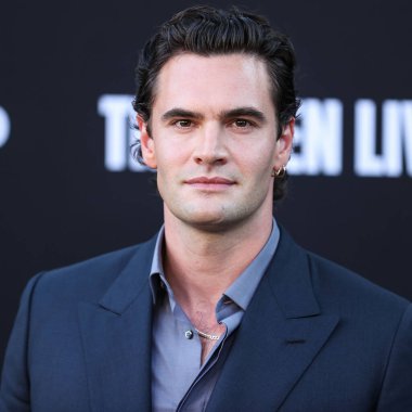 İngiliz aktör Tom Bateman, 28 Temmuz 2022 'de Westwood, Los Angeles, Kaliforniya, ABD' deki Regency Village Theatre 'da düzenlenen Amazon Prime Video' nun 13 Yaşamı 'nın Los Angeles prömiyerine geldi.. 