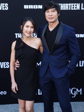 Yada Natisri ve Thanet Natisri, 28 Temmuz 2022 'de Westwood, Los Angeles, Kaliforniya, ABD' deki Regency Village Theatre 'da düzenlenen Amazon Prime Video' nun 13 Yaşamı 'nın Los Angeles prömiyerine geldiler.. 