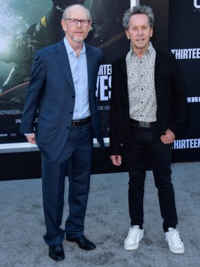 Amerikalı yönetmen Ron Howard ve Amerikalı film yapımcısı Brian Grazer, 28 Temmuz 2022 'de Westwood, Los Angeles, Kaliforniya, ABD' deki Regency Village Theatre 'da düzenlenen Amazon Prime Video' nun '13 Yaşamı' adlı galasına geldiler.. 