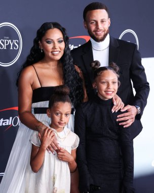 Kanadalı-Amerikalı aktris Ayesha Curry Monot elbisesi ve Jimmy Choo ayakkabıları giyiyordu çocukları olan Ryan Carson Curry ve Riley Elizabeth Curry ve Golden State Warriors 'ta oynayan koca / Amerikalı profesyonel basketbolcu 