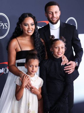 Kanadalı-Amerikalı aktris Ayesha Curry Monot elbisesi ve Jimmy Choo ayakkabıları giyiyordu çocukları olan Ryan Carson Curry ve Riley Elizabeth Curry ve Golden State Warriors 'ta oynayan koca / Amerikalı profesyonel basketbolcu 