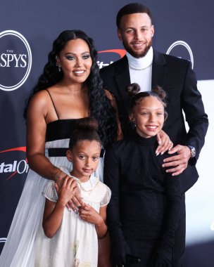 Kanadalı-Amerikalı aktris Ayesha Curry Monot elbisesi ve Jimmy Choo ayakkabıları giyiyordu çocukları olan Ryan Carson Curry ve Riley Elizabeth Curry ve Golden State Warriors 'ta oynayan koca / Amerikalı profesyonel basketbolcu 