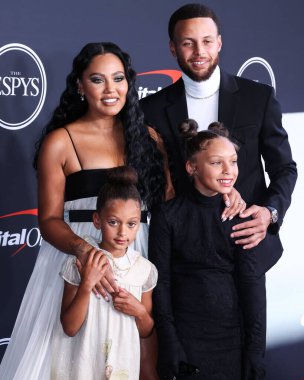 Kanadalı-Amerikalı aktris Ayesha Curry Monot elbisesi ve Jimmy Choo ayakkabıları giyiyordu çocukları olan Ryan Carson Curry ve Riley Elizabeth Curry ve Golden State Warriors 'ta oynayan koca / Amerikalı profesyonel basketbolcu 