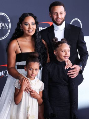 Kanadalı-Amerikalı aktris Ayesha Curry Monot elbisesi ve Jimmy Choo ayakkabıları giyiyordu çocukları olan Ryan Carson Curry ve Riley Elizabeth Curry ve Golden State Warriors 'ta oynayan koca / Amerikalı profesyonel basketbolcu 