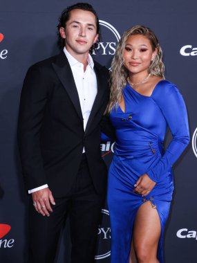Evan Berle ve kız arkadaşı / Amerikalı snowboardcu ve iki kez Olimpiyat altın madalyası kazanan Chloe Kim, 20 Temmuz 2022 'de Dolby Tiyatrosu' nda düzenlenen 2022 ESPY Ödülleri 'ne geldiler.. 