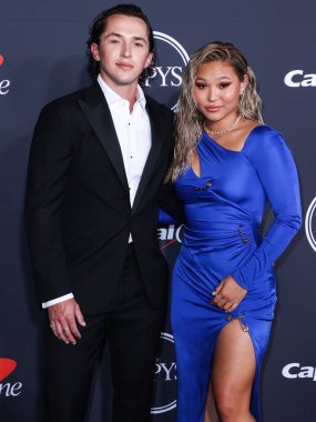 Evan Berle ve kız arkadaşı / Amerikalı snowboardcu ve iki kez Olimpiyat altın madalyası kazanan Chloe Kim, 20 Temmuz 2022 'de Dolby Tiyatrosu' nda düzenlenen 2022 ESPY Ödülleri 'ne geldiler..